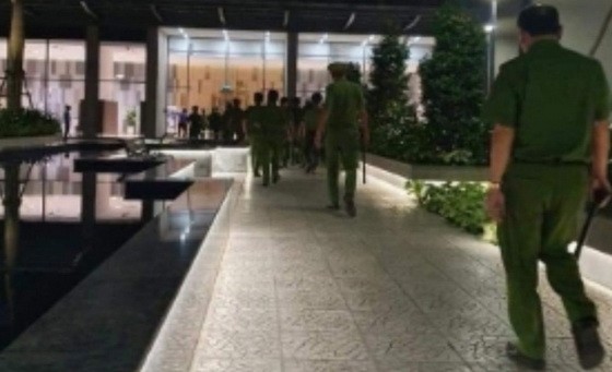 第四郡公安力量對 The Gold View公寓進行行政總檢查工作。（圖源：明慧）