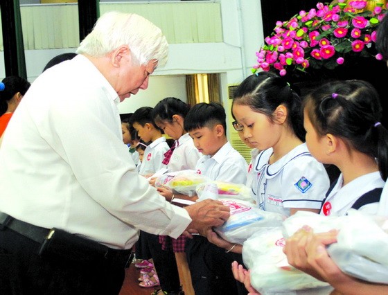 該會館理事長陳裕向優秀生頒獎。