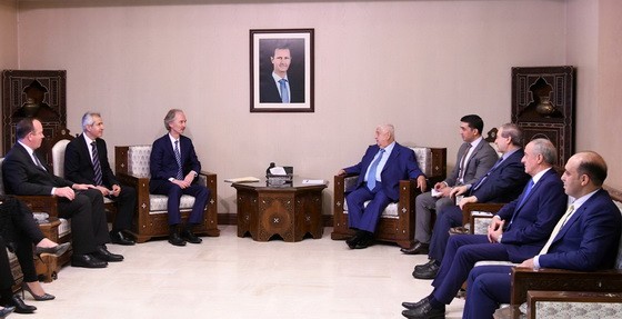 9月23日，在敘利亞首都大馬士革，聯合國秘書長敘利亞問題特使吉爾·彼得森（左三）與敘副總理兼外長穆阿利姆（右五）會談。 （圖源：新華社/路透）