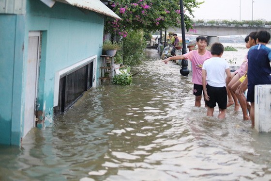 昨(29)日下午，平盛郡清多區西貢河畔一片汪洋。（圖源：嘉明）
