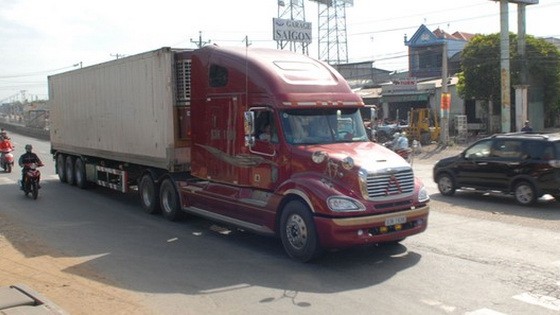 在１號國道上行駛的集裝箱車。