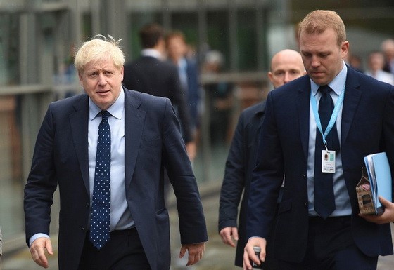 英國首相約翰遜(左)堅持不會辭職。(圖源:AFP)