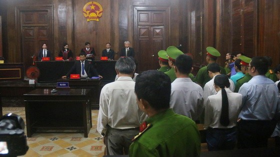 庭審現場，審判長宣讀判決書。（圖源：孟豐）