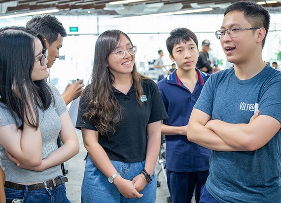 黎文鴻甄（右）與年輕朋友談話。