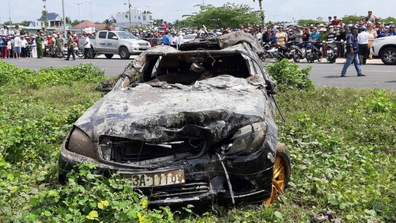 墜河汽車終於被打撈上岸。（圖源：懷商）
