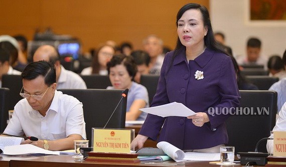 衛生部長阮氏金進向國會社會問題委員會闡釋報告。（圖源：Quochoi.vn）