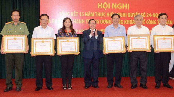 中央民運部常務副部長鳥柯若（中）向各集體單位頒發獎狀。（圖源：市黨部新聞網）