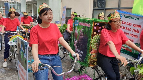 第五郡各坊婦女組團騎自行車遊行,每輛自行車都掛有“熱愛環保”的宣傳海報。