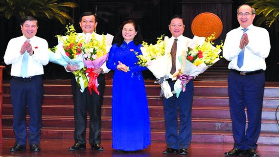 市領導祝賀兩位新市人委會委員。