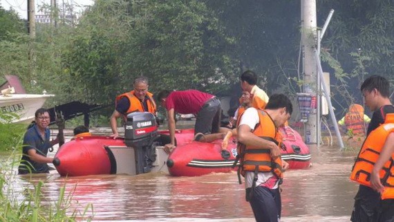 職能力量幫助數百餘戶居民遷移到地勢較高的地方。（圖源：前鋒）