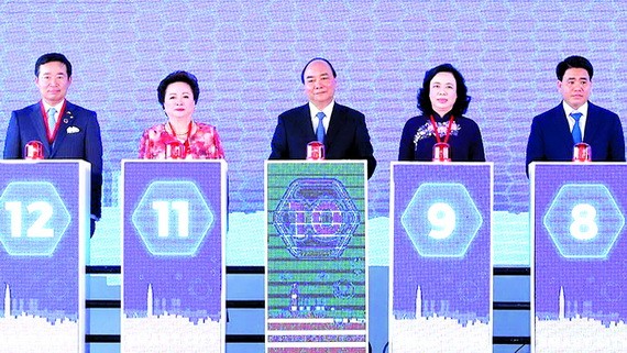 政府總理阮春福（中）出席智慧城市動工儀式。（圖源：越通社）