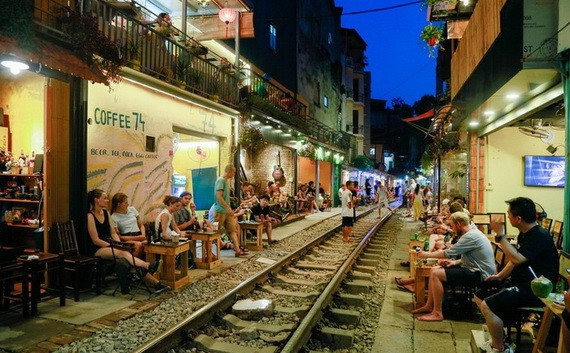 河內鐵路邊的咖啡館存在安全隱患。（圖源：煙雲）