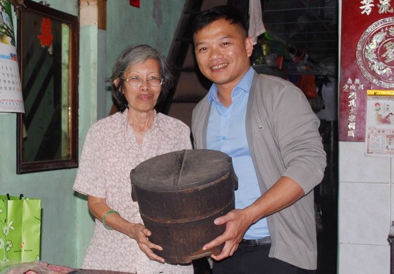 陳麗英老師（左）把放在家裡逾80年歷史的木製飯桶贈送給麒麟（右）。