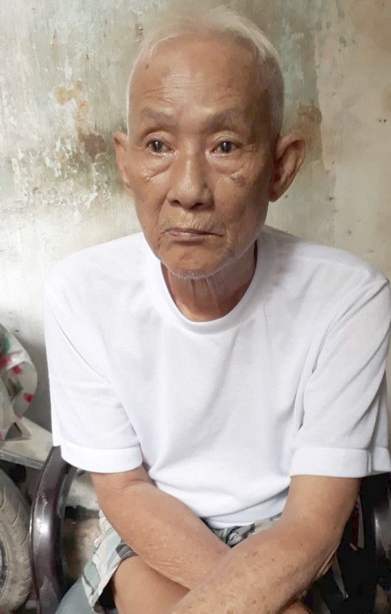 任合波時常氣喘，只能坐著。