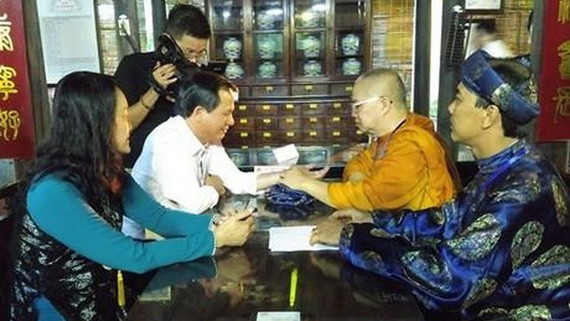 大南太醫堂醫師給前來光顧的遊客把脈看診。(圖源:netcodo.com.vn)