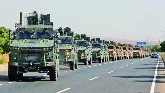 土軍車隊 9日在土敘邊境推進。(圖源:路透社)