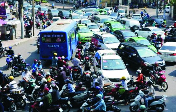 車輛胡亂行駛,喇叭聲響不停……,導致本市的交通參與者非常疲憊。