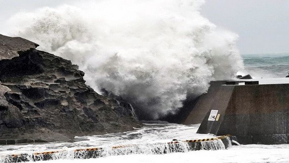 颱風“海貝思”在海岸掀起巨浪。(圖源:AP)