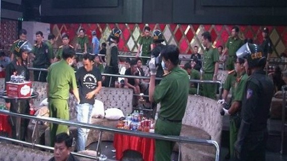 職能力量對 Paradise Club 酒吧進行突擊檢查時現場。（圖源：視頻截圖）
