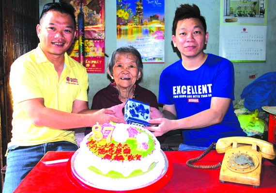 周銘洪(右一)與外婆劉二女(中)把百年瓷枕贈予麒麟(左)。