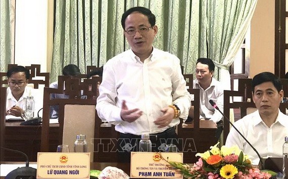 新聞與傳播部副部長范英俊（前左）在會議上發言。（圖源：越通社）