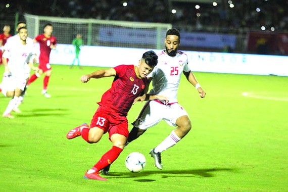 越南(紅衣)-阿聯酋比賽一瞥。（圖源：互聯網）