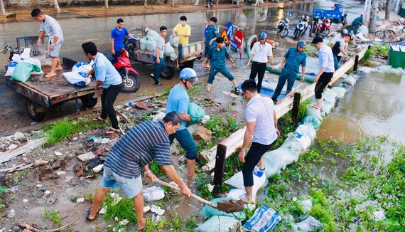 第二郡民眾用沙包防水淹。（圖源：緣潘）