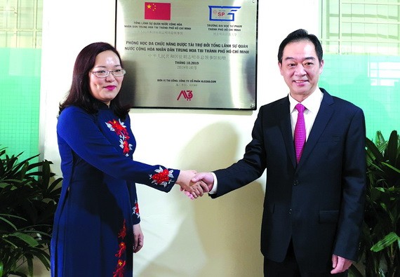 市師範大學校長阮氏明紅與中文系大學熱烈歡迎中國駐本市總領事吳駿（右）。