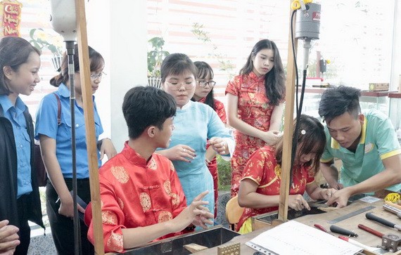 各優秀華人青年嘗試做首飾。