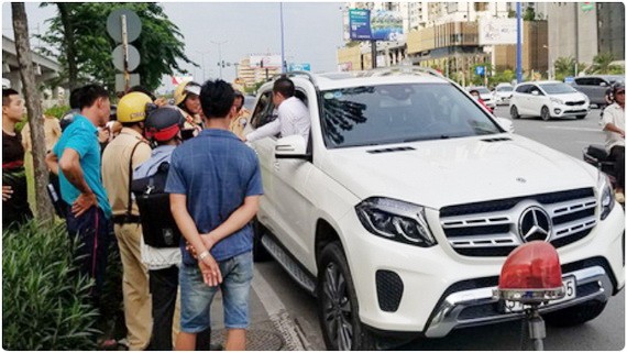 儘管交警要求下車，但車主仍堅決不合作。