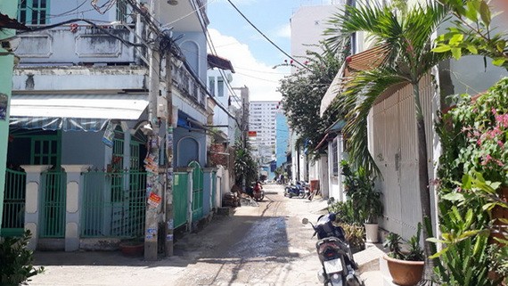 第八郡第十六坊黃銀街154號巷內不少民戶等候辦理房屋證件。