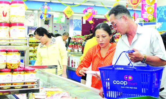 消費者在超市選購價格平抑商品。