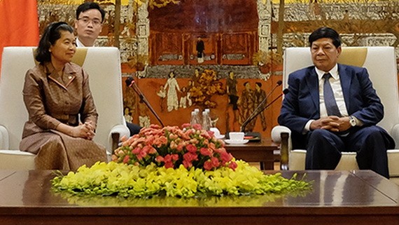 河內市人委會副主席阮國雄(右)接見柬埔寨王國副首相梅森安。(圖源:hanoi.gov.vn)