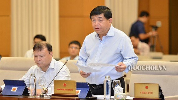 計劃與投資部長阮志勇(前右)在會上發言。(圖源:Quochoi.vn)
