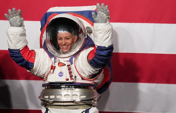 美國航天局發佈了具有更大靈活性和更高安全性的下一代宇航服，計劃供宇航員在2024年登月活動中使用。（圖源：新華社）