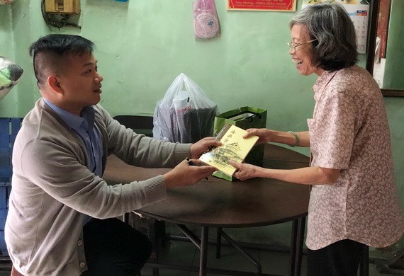 本文作者麒麟(左)向闊別 30 年後的恩師劉麗英贈送著作《滄桑彙集》。