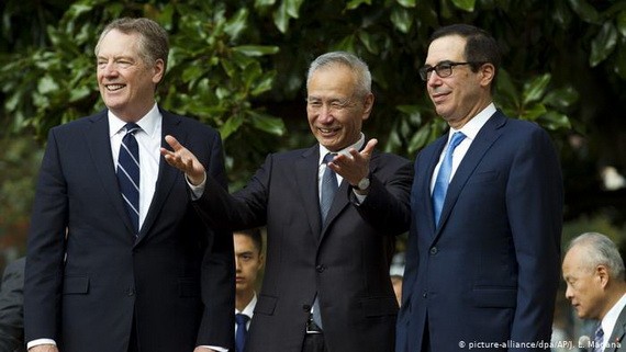 中國副總理劉鶴（中）與美國財政部長姆努欽 (右)及貿易談判代表萊特希澤 (左) 。（圖源：AP）