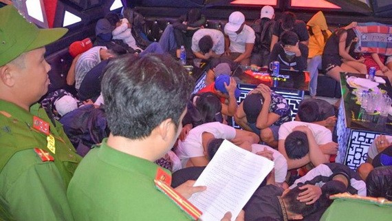 職能力量對“艷玲”卡拉OK店進行突擊檢查時現場。（圖源：Zing）