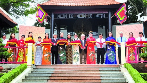 市與郡領導參加二徵女王塑像落成剪綵儀式。