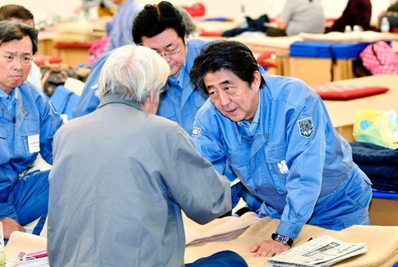 安倍(右一)早前視察災區。(圖源:AP)