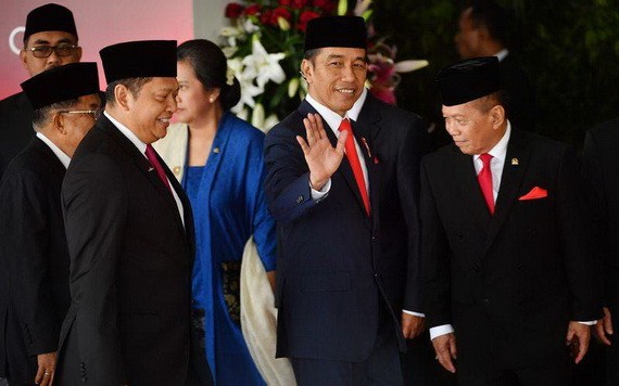 佐科(右二)20日抵達就職典禮現場。（圖源：AFP）