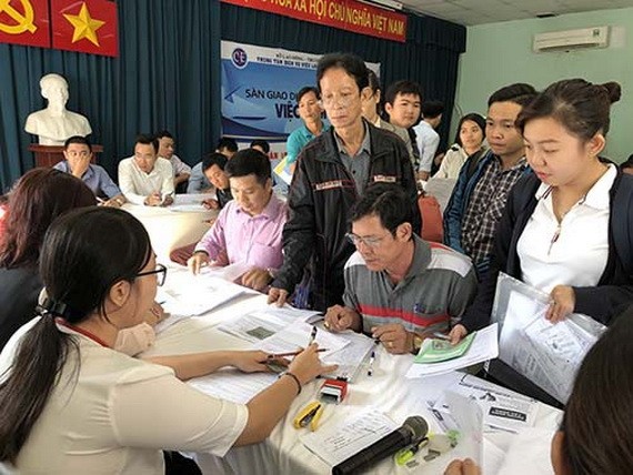 勞動者在市就業服務中心辦理享失業津貼手續。