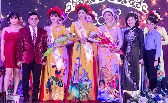 組委會向前３名佳麗頒獎(資料圖)。