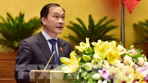 國會經濟委員會主任武鴻清在會上闡述《證券法》修訂法案。（圖源：越通社）