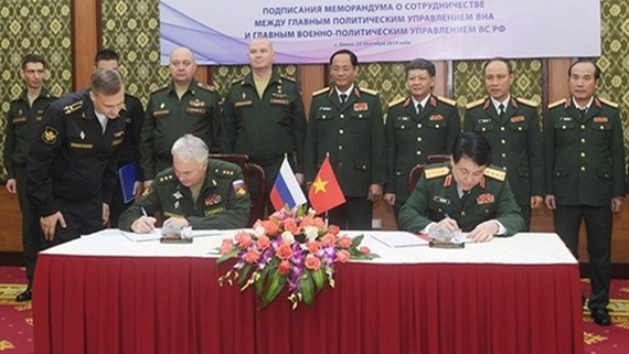  梁強大將與安德烈•卡爾塔波洛夫上將簽署雙邊合作備忘錄。（圖源：人民軍隊報）