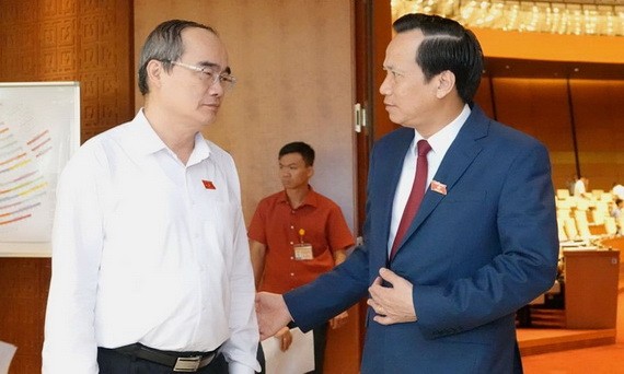 市委書記阮善仁（左）同勞動與榮軍社會部長陶玉容交換意見。（圖源：潘草）