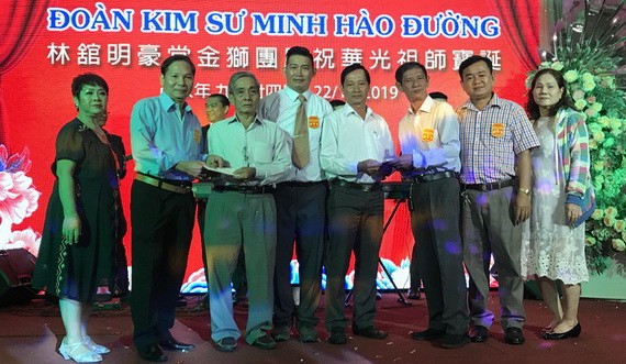 明豪堂金獅團長符敦泓(右五)向薄寮 地母廟和關帝古廟轉交水泥代金。