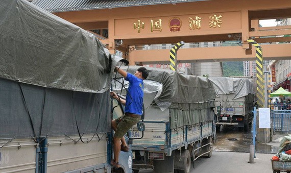 日均有80至150輛運輸出口商品車輛通關。(圖源:劉明)
