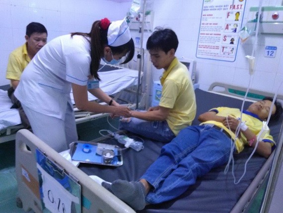 獲送醫院治療的食品中毒工人。（圖源：院方提供）