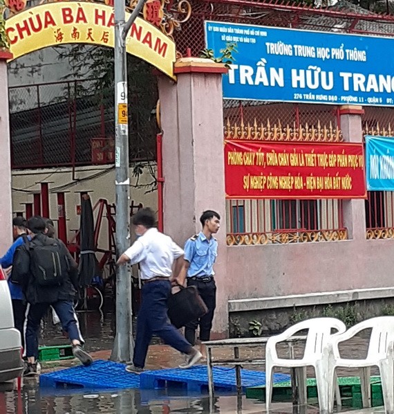 排水渠淤塞導致水淹 ảnh 1